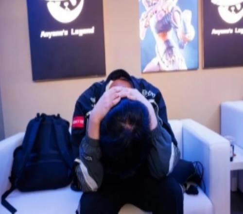 AL賽后返圖：隊(duì)員懊惱抱頭，Tarzan雙手扶額，Tabe遙望轉(zhuǎn)播采訪的Faker