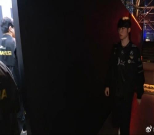 涵藝:Faker這沙皇真猛啊這怎么和我最近看的沙皇不太一樣