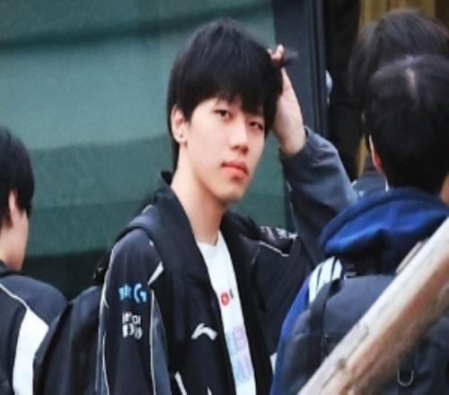 涵藝：ON還沒回上海沒落筆簽字，Light是有可能不打gala還沒決定