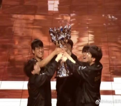 若風：三冠王，在如今的Faker身上實現(xiàn)，書寫傳奇最濃到一筆