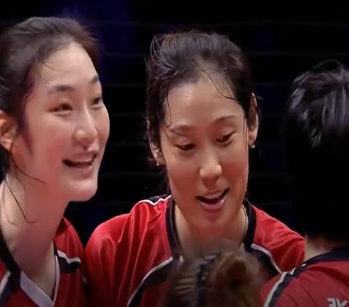 淚目！朱婷轟27分帶隊(duì)爆冷贏衛(wèi)冕冠軍：30歲仍是中國女排最強(qiáng)主攻