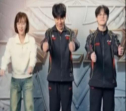 夏安與JDG選手互動：立定跳是要這樣跳嗎抽象視頻堂堂回歸