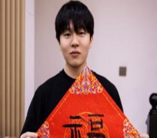 Rookie：希望今年的iG有更好的未來包括自己，祝大家馬年快樂！