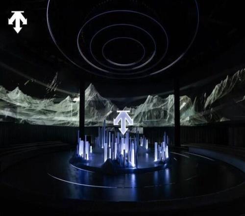 迪桑特問頂未來品牌大秀于北京華貿(mào)盛大舉行以一座"未來之城"開啟專業(yè)運(yùn)動(dòng)新篇章