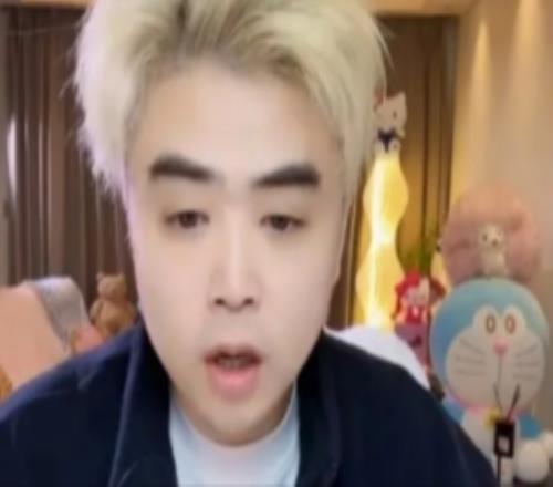 朱開：Jiejie去不去WBG不知道但是WBG缺打野，Tian確定不在WBG打