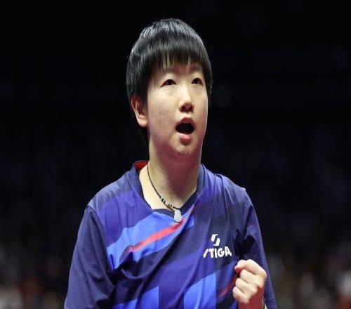 孫穎莎：我覺得曼昱是當(dāng)今女乒最優(yōu)秀的王曼昱：我有點(diǎn)不好意思了，我覺得莎莎要更好、更強(qiáng)一些