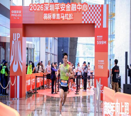 19分23秒！國際垂直馬拉松在深圳第一高樓刷新紀錄