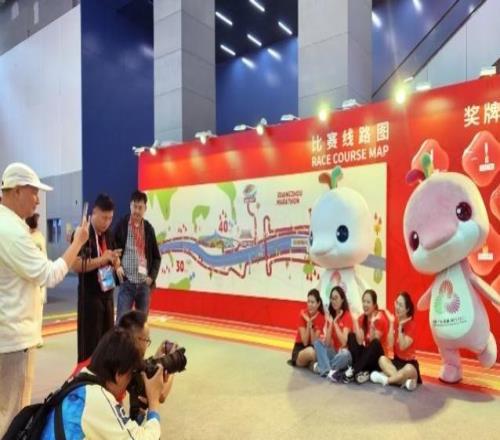 2025廣馬博覽會(huì)首日人氣旺，選手參賽包滿滿“灣區(qū)印記”