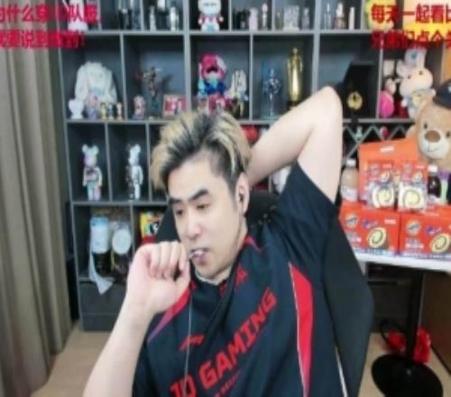 這么多年中路沒人能治Knight！朱開：HONGQ來治他了他現(xiàn)在18歲