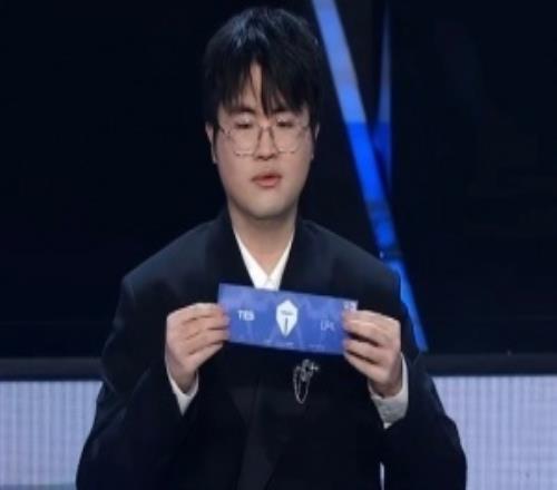 這也能噴粉絲昏頭怒噴姿態抽簽:你這個臭手讓t1一穿3給blg打進了ktv