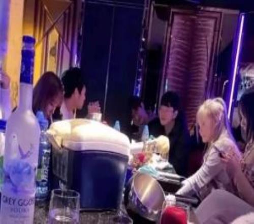 不会还是AA的吧网友晒出Scout在KTV图片疑似量贩朋友聚会