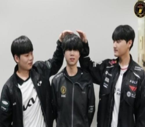 BFX分享Diable季前賽照片：哥哥們滿滿的關愛