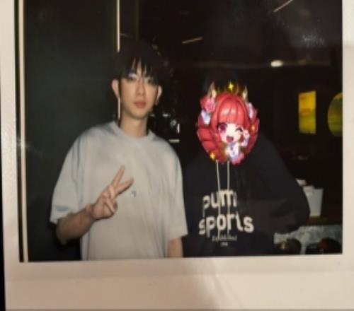 網友曬照火鍋店偶遇Flandre圣槍哥和粉絲合照還幫忙買單