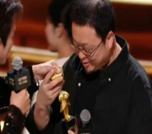 破奖罗永浩现身B站颁奖晚会罗永浩奖杯断成两半