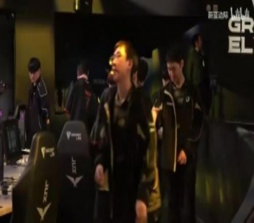 好一個雞蛋配剩飯！蔚藍邊際發(fā)布HLE淘汰單曲《刀馬蛋》