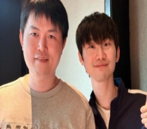 doinb分享和DOTA2知名主播YYF合照：冒個泡