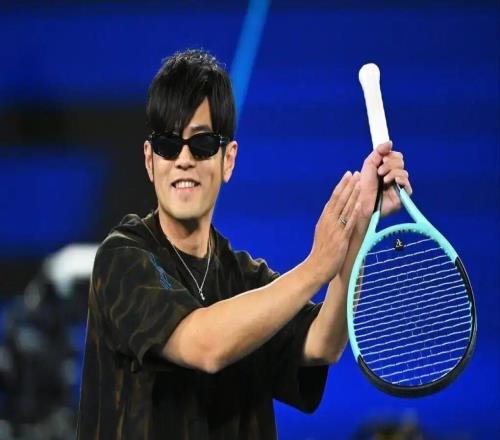 【多圖回顧】澳網(wǎng)有自己的“全明星”：杰倫上演一動(dòng)不動(dòng)、辛納阿卡觀賽化身表情帝