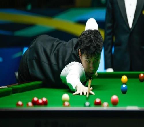 斯諾克國(guó)錦賽：趙心童65逆轉(zhuǎn)塞爾比，吳宜澤零封霍金斯