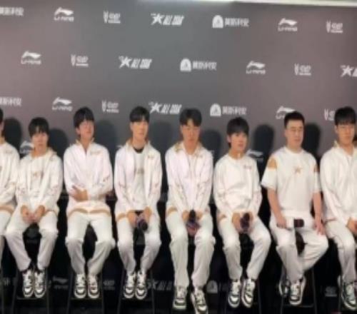 TheShy：平時(shí)不是很喜歡動(dòng)物但是昨天和很多小貓還是很有意思的