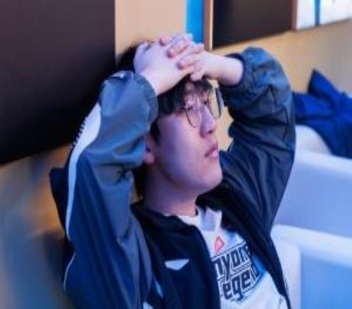 AL不敵T1現(xiàn)場(chǎng)照片：Shanks現(xiàn)場(chǎng)掩面Tarzan后臺(tái)抱頭,Tabe凝望Faker