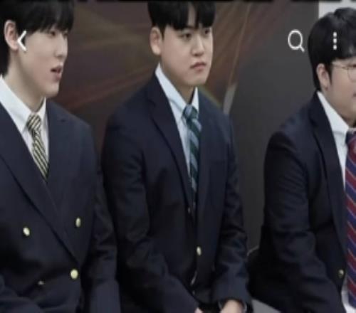 你才艺表演呢Gumayusi：为粉丝们准备了消肿了的脸