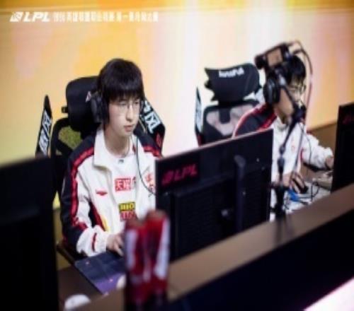 網(wǎng)友吐槽ELK多次私聯(lián)女粉絲：他有幾個國服好妹妹啊列表塞的下嗎