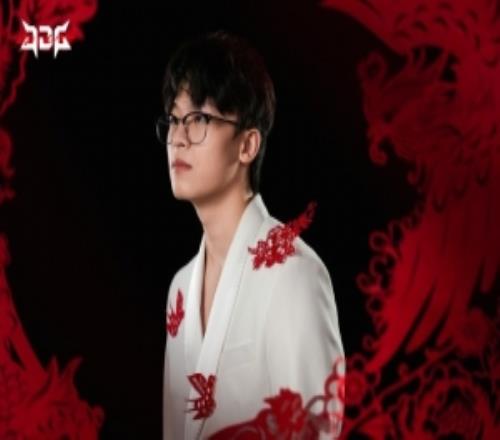 JDG分享Vampire新年主題照片：駿馬迎新歲，福至自天長
