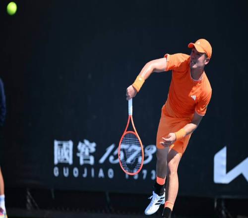 吳易昺迎開門紅，感冒后又透露腿傷，調侃只記得下輪對手脫發嚴重