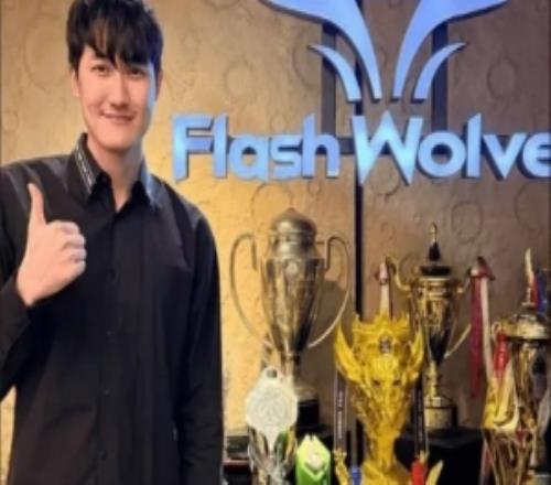 榮譽滿滿！Karsa分享與老東家閃電狼獎杯合照