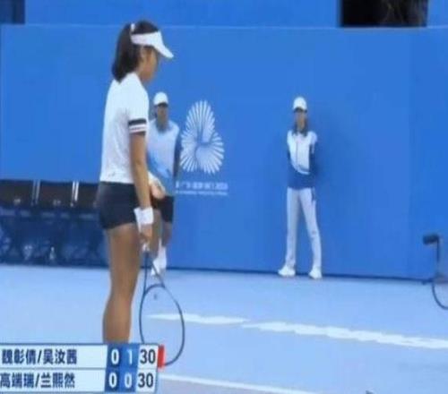 十五運會網(wǎng)球賽場出現(xiàn)“蟑螂”官方回應(yīng)：是趨光夜行性飛蛾