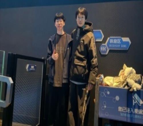 Shanks更博曬與Hope游玩迪士尼合影：氣胸+極速摩托第一排，這也能頂住