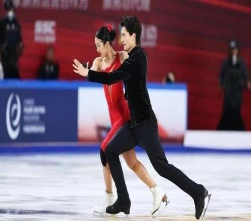 離譜！一個玩偶讓美聯(lián)社破防了中國花滑選手遭調(diào)查