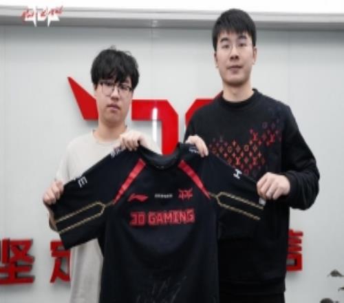 JDG曬照：與選手們的隊服合影來啦2026一起加油！