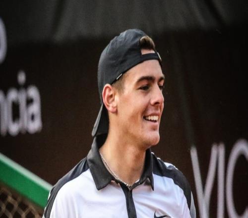 他，27歲，過(guò)去7年里“賣”了8場(chǎng)球.球場(chǎng)上這一切，全是賭局