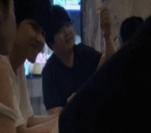 俱樂部團建網友分析BLG商K人員中ON身邊黑衣男子疑似瓦選手rushia