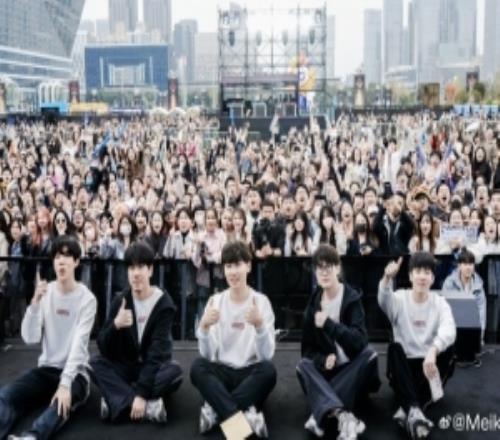 Meiko分享線下粉絲合照：很開心線下見到大家，大家辛苦了