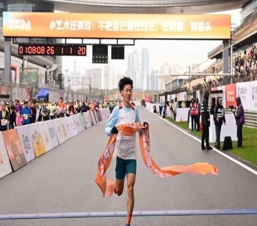 “蒸蒸日上”開啟2026，新年第一跑詮釋文體商旅展融合