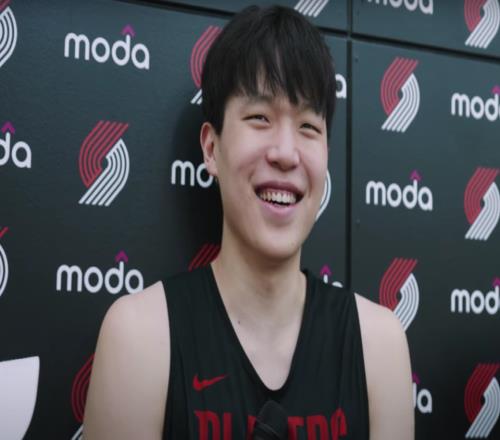 杨瀚森：训练营最困难调整是适应开拓者节奏有空要和林葳吃两顿