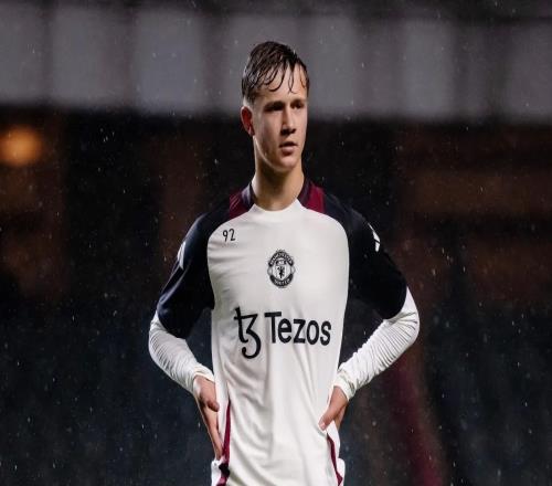 太阳报：曼联17岁中场思韦茨随一线队训练，被比作佩德里