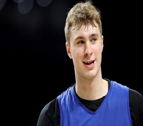 弗拉格成为NBA历史上首秀拿到两双最年轻的球员