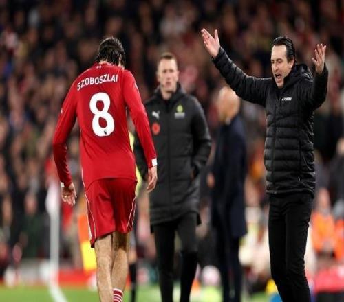 索博斯洛伊在比赛里带球“过”埃梅里来拖延时间，吃到黄牌