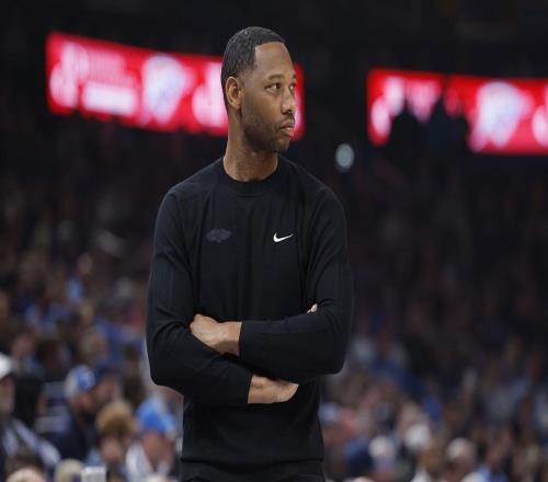 鹈鹕队主教练威利格林现身训练场，要求他下课的呼声再创新高