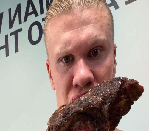 快速补充能量，哈兰德晒自己赛后吃烤羊排照片