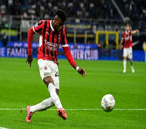 埃默森在米兰的话题热度超过了C罗但却都是负面，留下来显然不是明智的决定_意甲直播