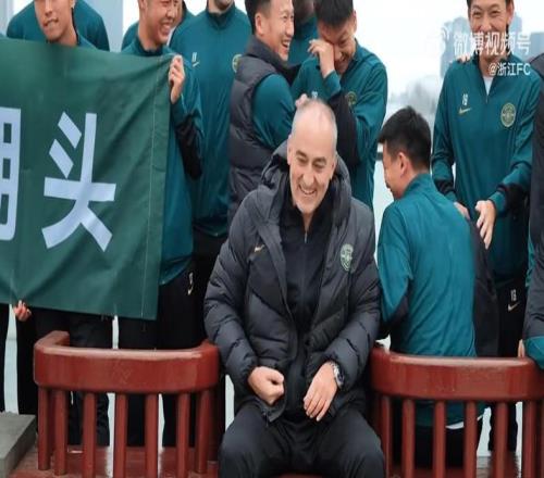 李霄鹏打平就保级！梅州工体玩儿命争取创奇迹，亚泰球迷送别泪奔