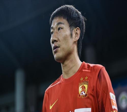 他是前国脚边后卫，退役后踢业余联赛夺冠，恒大视他为功臣座上宾