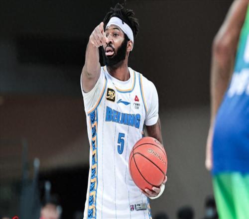 CBA六队更新外援名单，易建联合影女球迷，袁堂文因伤推迟体测