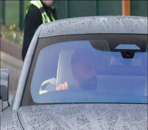 太阳报：萨拉赫今天驾驶劳斯莱斯离开训练基地，面无表情