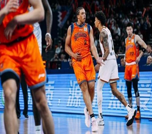 赛季刚开始，上海男篮就遇到了麻烦