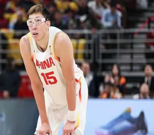 CBA最差控卫拿600万年薪，3中0仅得2分，他怎么进国家队的